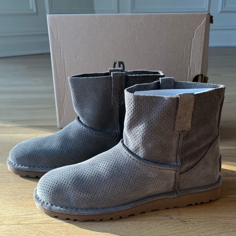 Ugg Womens Classic Unlined Mini Perf